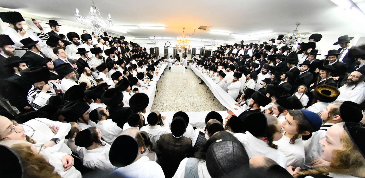 מוצאי יום כיפור בחצה"ק מודז'יץ