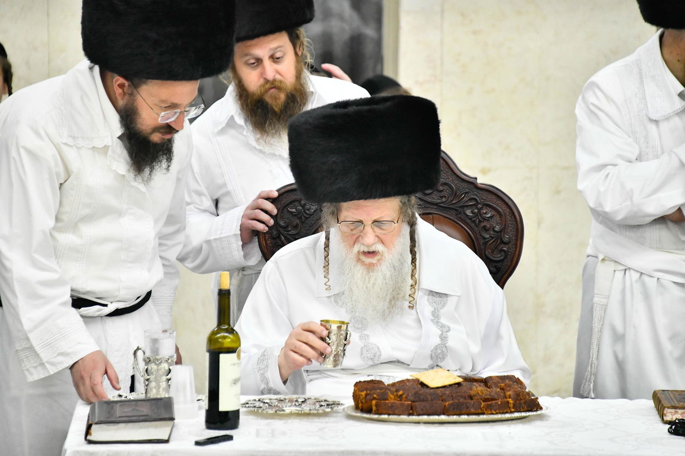 מוצאי יום כיפור בחצה"ק מודז'יץ