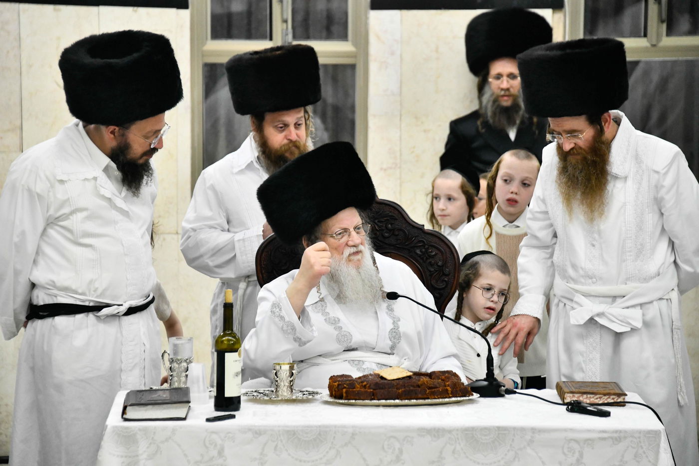 מוצאי יום כיפור בחצה"ק מודז'יץ