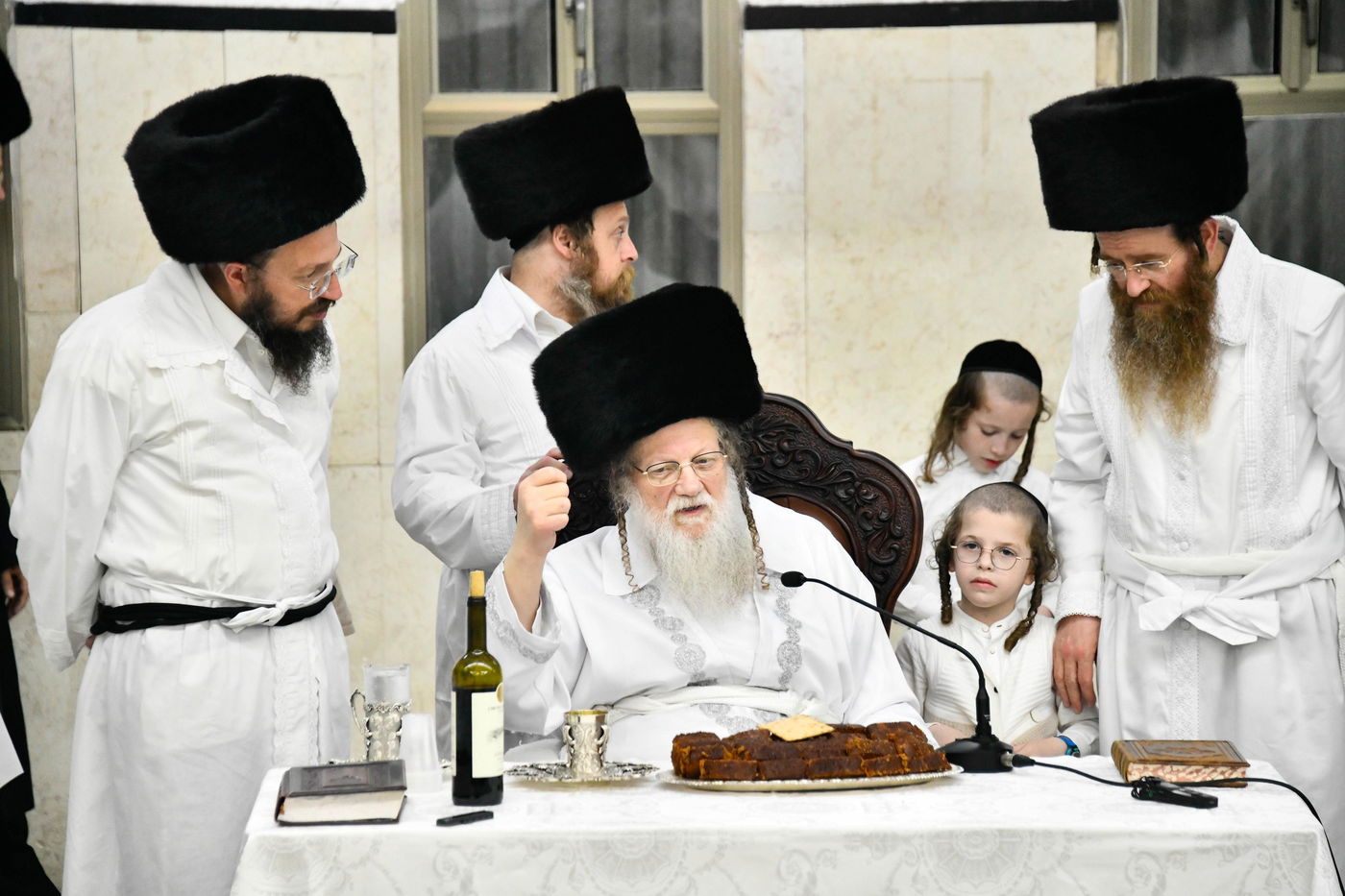 מוצאי יום כיפור בחצה"ק מודז'יץ