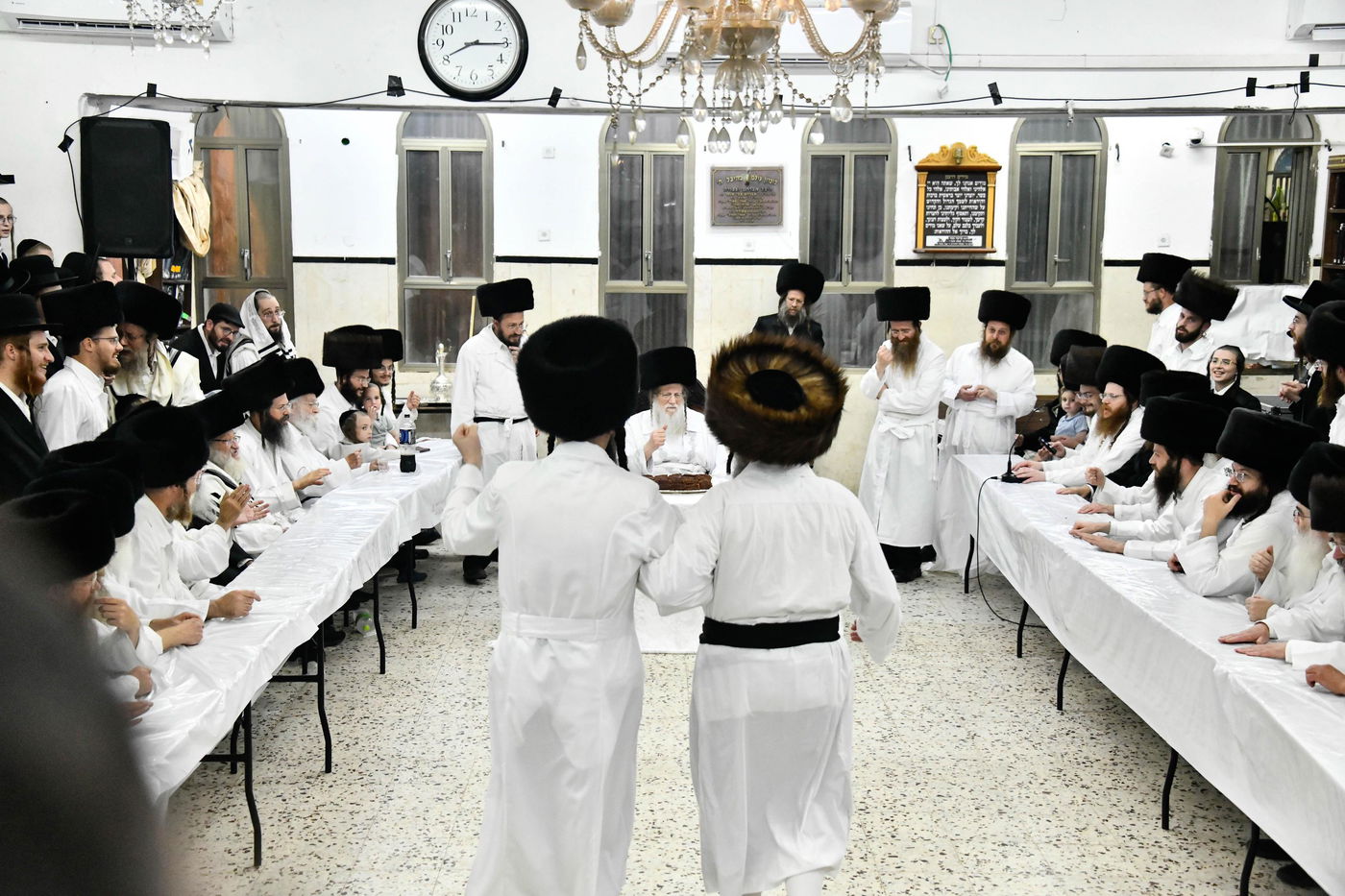 מוצאי יום כיפור בחצה"ק מודז'יץ