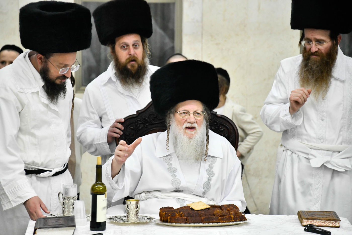 מוצאי יום כיפור בחצה"ק מודז'יץ