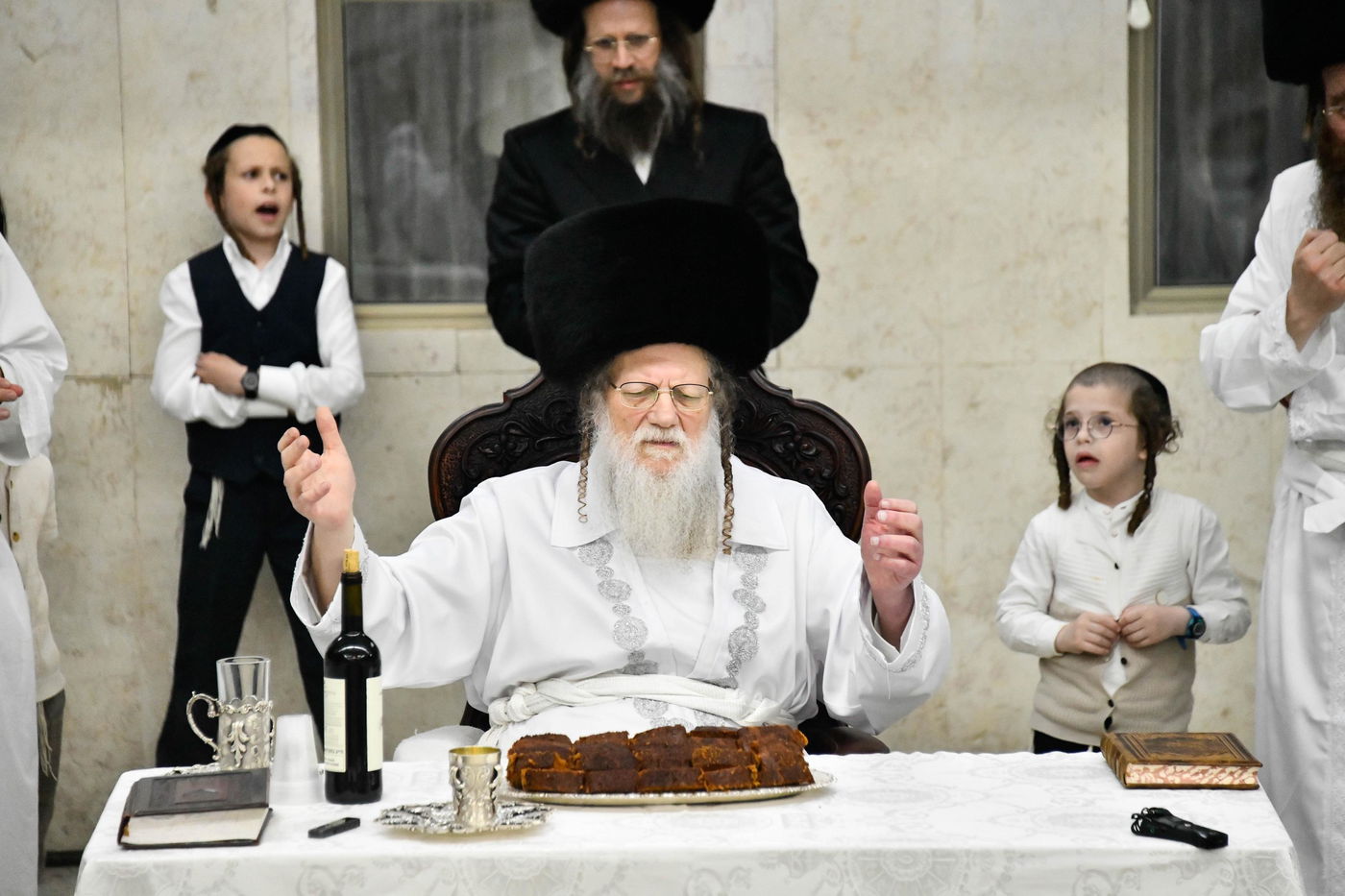 מוצאי יום כיפור בחצה"ק מודז'יץ