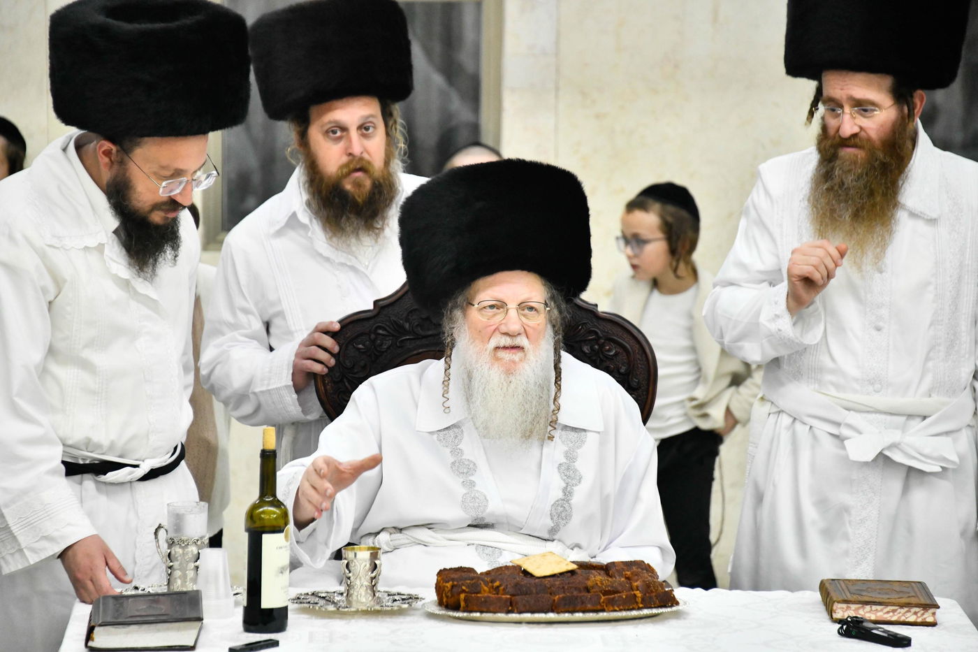 מוצאי יום כיפור בחצה"ק מודז'יץ