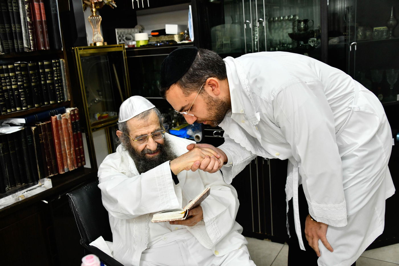 הגאון רבי מסעוד בן שמעון בתפילה זכה בערב כיפור בביתו