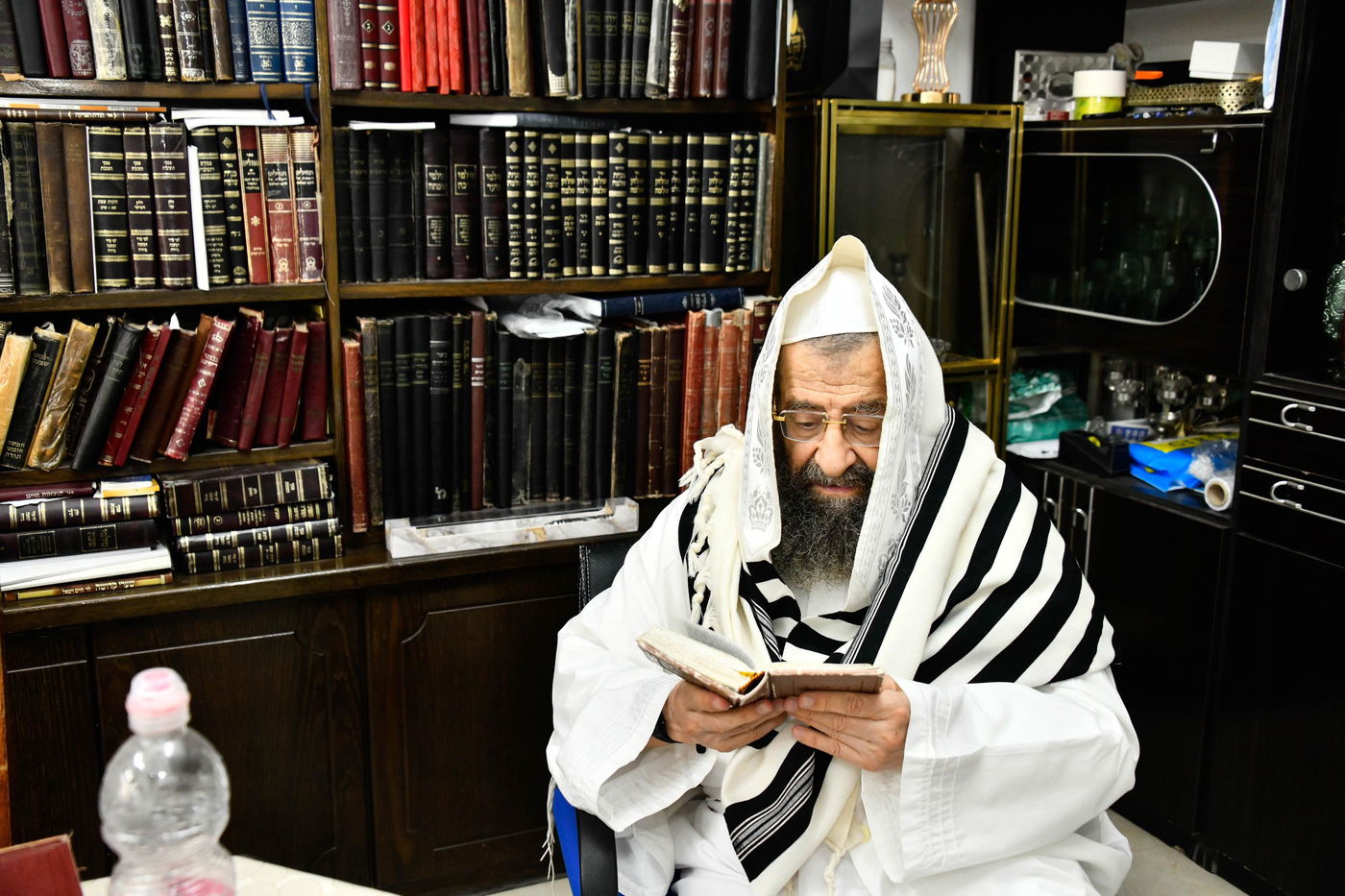 הגאון רבי מסעוד בן שמעון בתפילה זכה בערב כיפור בביתו