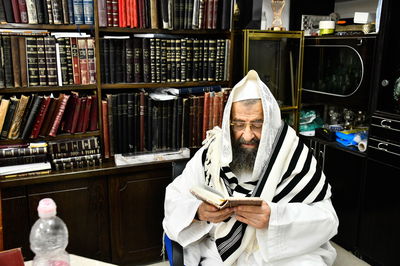 הגאון רבי מסעוד בן שמעון בתפילה זכה בערב כיפור בביתו