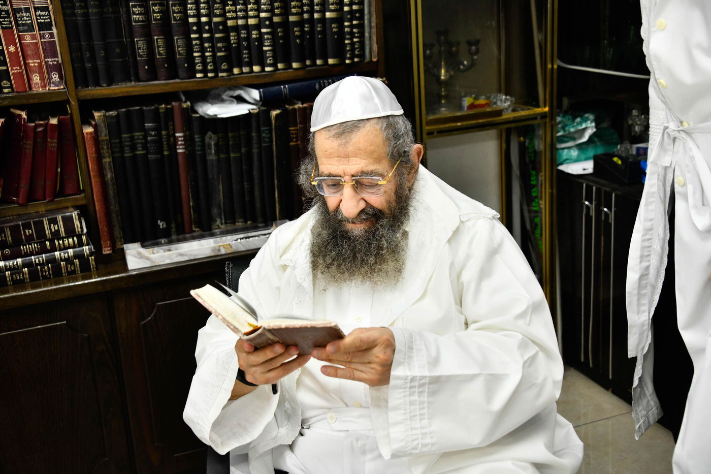 הגאון רבי מסעוד בן שמעון בתפילה זכה בערב כיפור בביתו