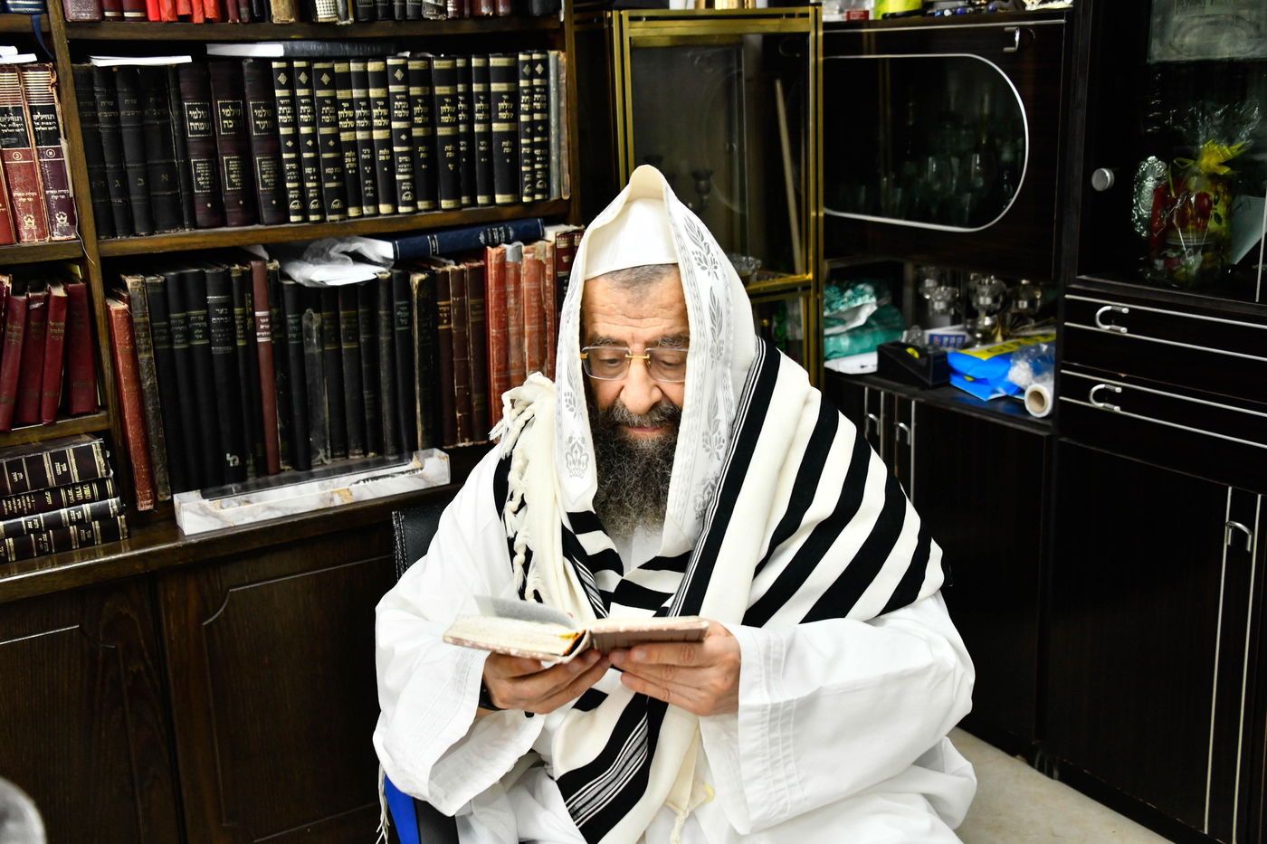 הגאון רבי מסעוד בן שמעון בתפילה זכה בערב כיפור בביתו