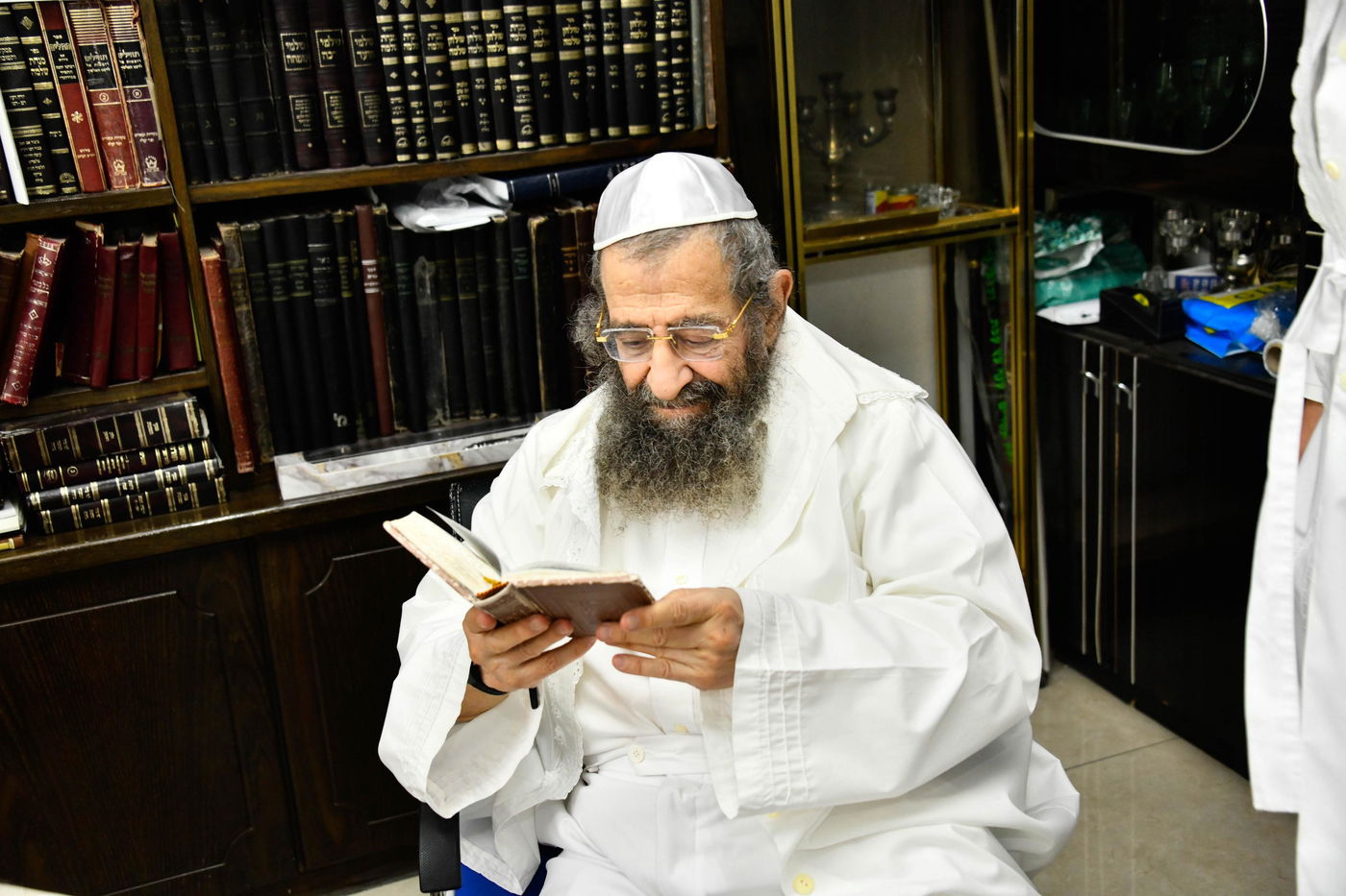 הגאון רבי מסעוד בן שמעון בתפילה זכה בערב כיפור בביתו