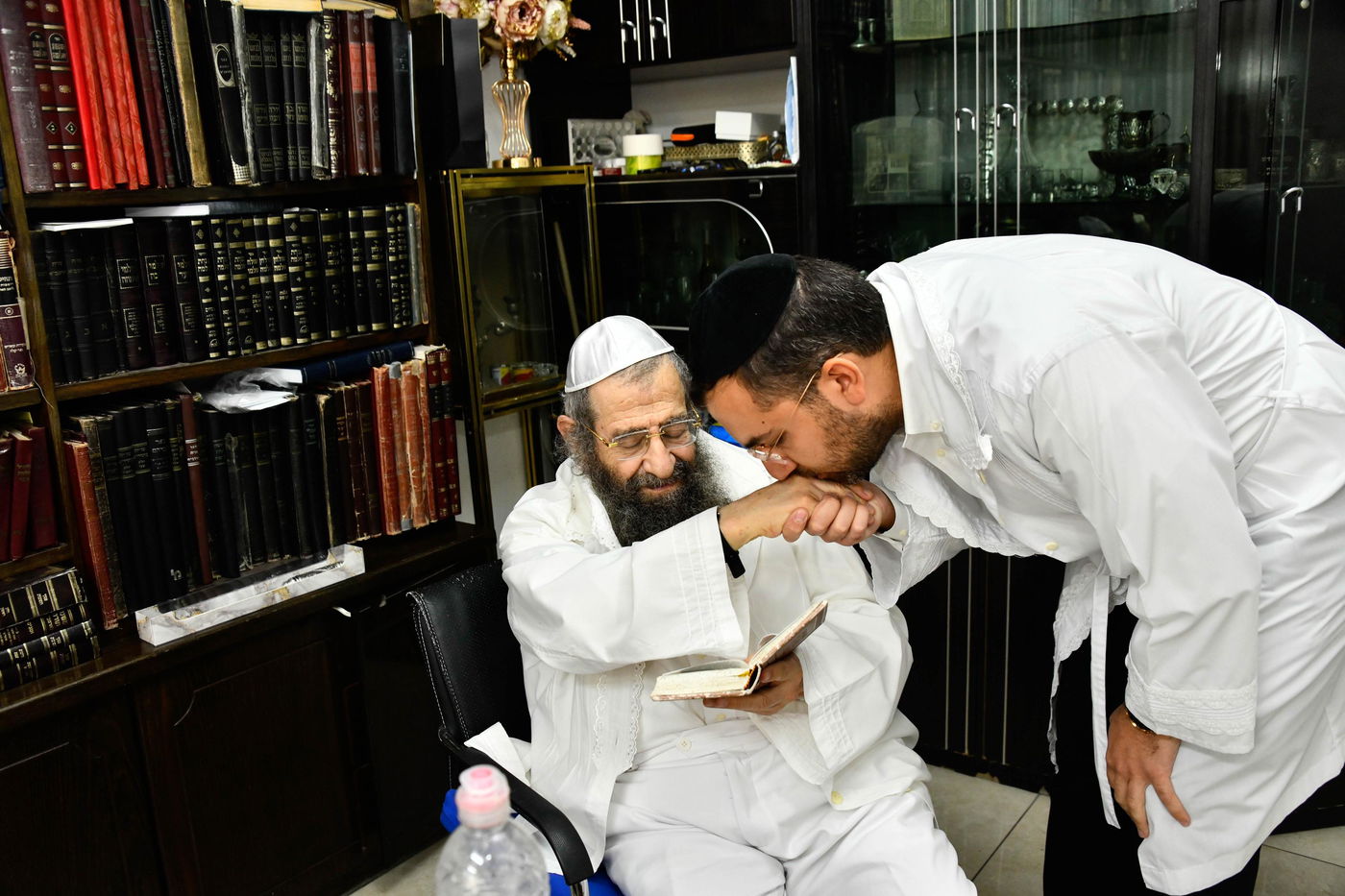 הגאון רבי מסעוד בן שמעון בתפילה זכה בערב כיפור בביתו