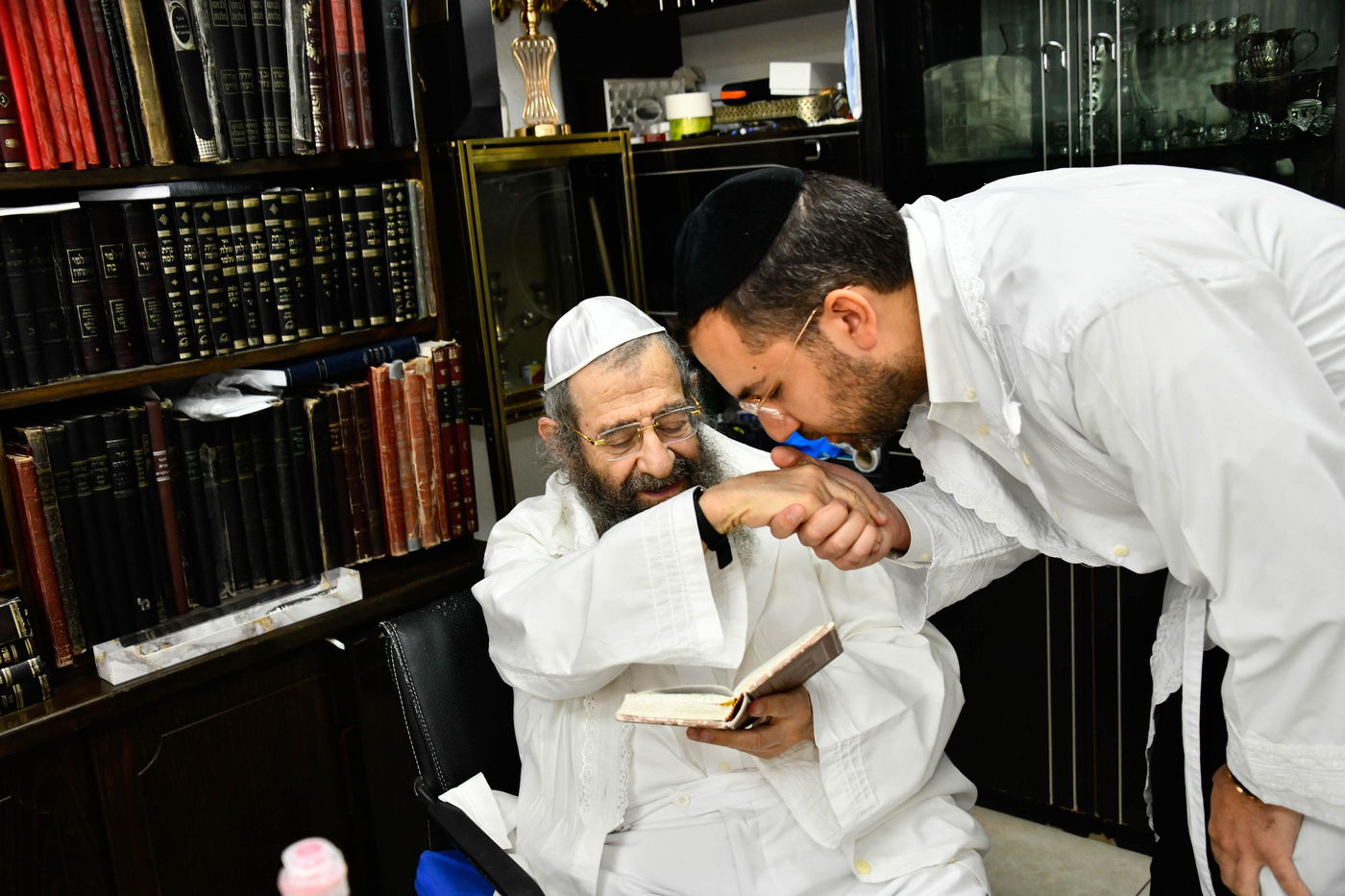 הגאון רבי מסעוד בן שמעון בתפילה זכה בערב כיפור בביתו