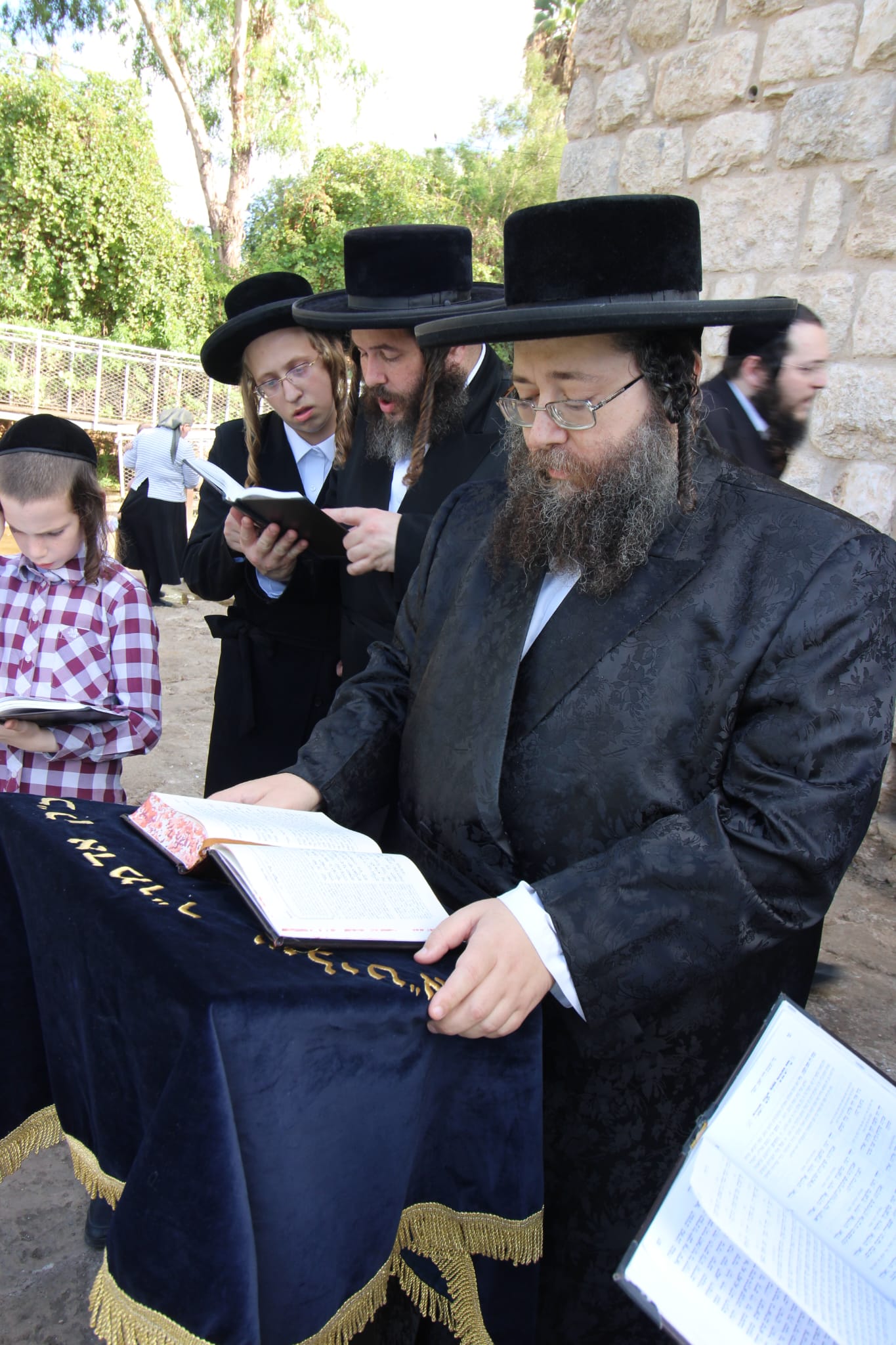  האדמו"ר מצאנז ז'ימגראד בתשליך