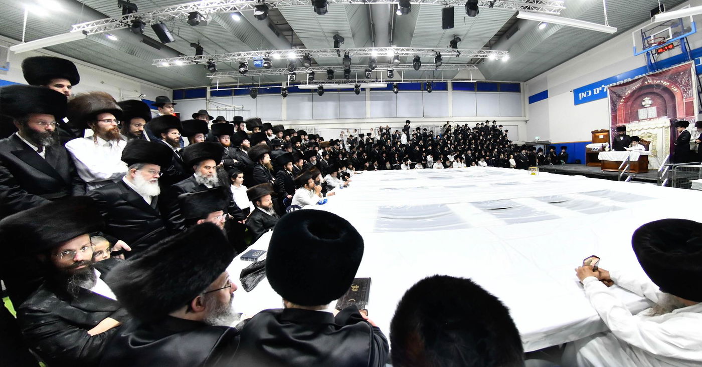 מוצאי יום כיפור בחצה"ק אלכסנדר