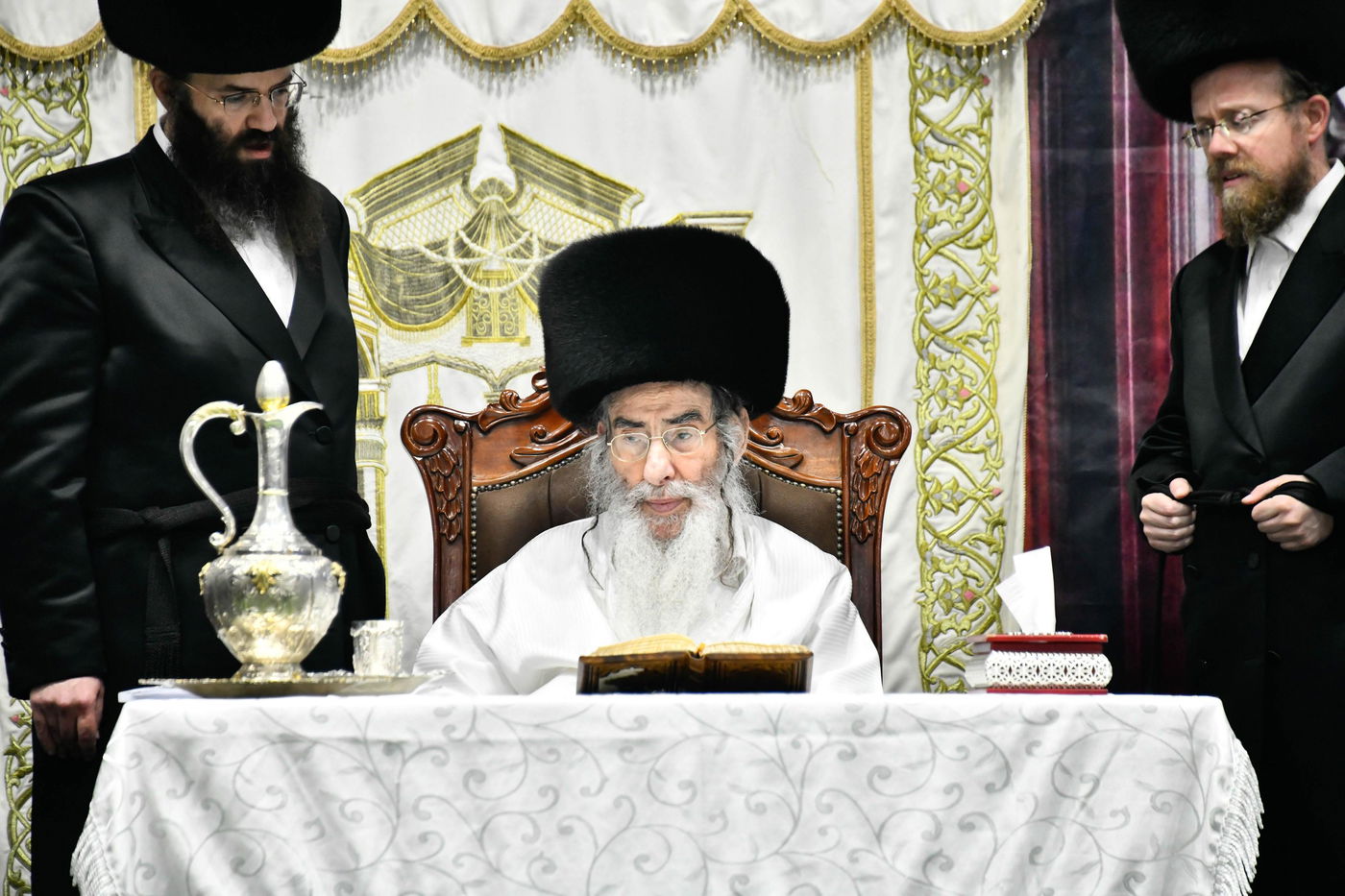 מוצאי יום כיפור בחצה"ק אלכסנדר