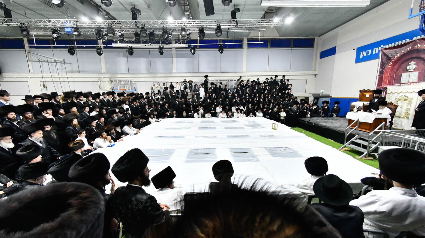 מוצאי יום כיפור בחצה"ק אלכסנדר