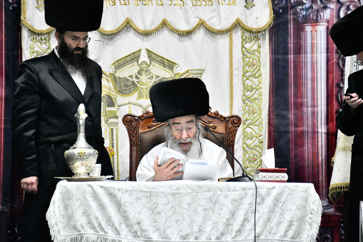 מוצאי יום כיפור בחצה"ק אלכסנדר