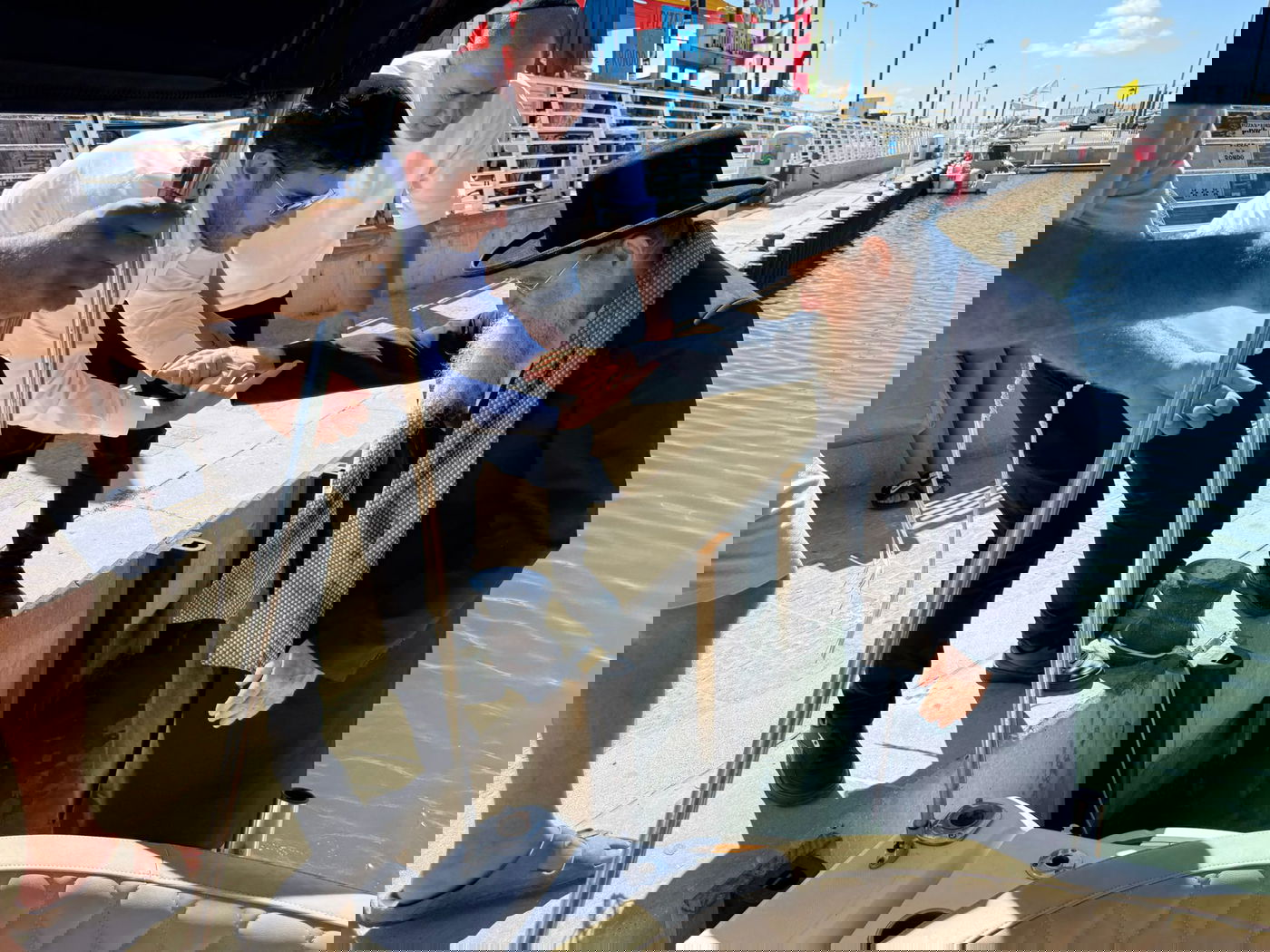 הגאון רבי יצחק ברדא בערב כיפור בלב הים באשקלון