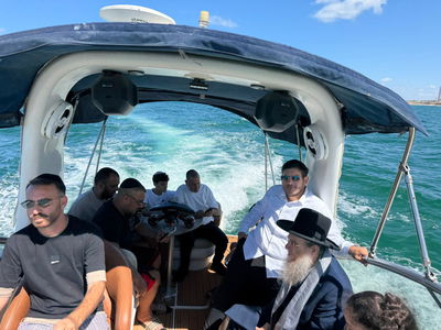 הגאון רבי יצחק ברדא בערב כיפור בלב הים באשקלון