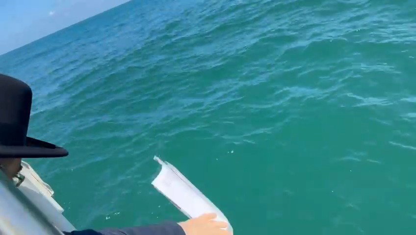 הגאון רבי יצחק ברדא בערב כיפור בלב הים באשקלון