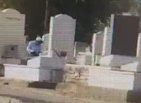 תיעוד: תושב בית שאן משחית קברים, בהם גם של חלל צה"ל | הוגש כתב אישום