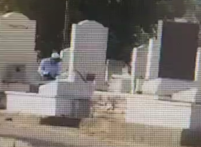 תיעוד: תושב בית שאן משחית קברים, בהם גם של חלל צה"ל | הוגש כתב אישום