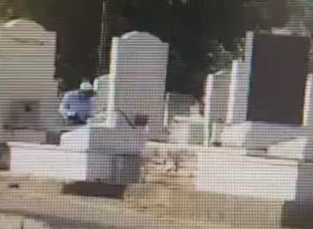 תיעוד: תושב בית שאן משחית קברים, בהם גם של חלל צה"ל | הוגש כתב אישום