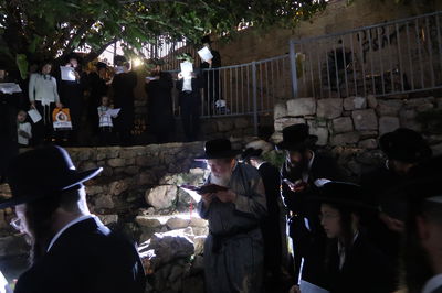 הרבי ממבקשי אמונה באמירת תשליך במעיין במברשת ציון