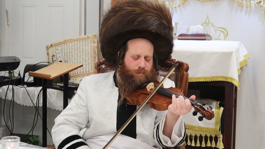 האדמו"ר ממיאלען מנגן על כינור במוצאי יום כיפור