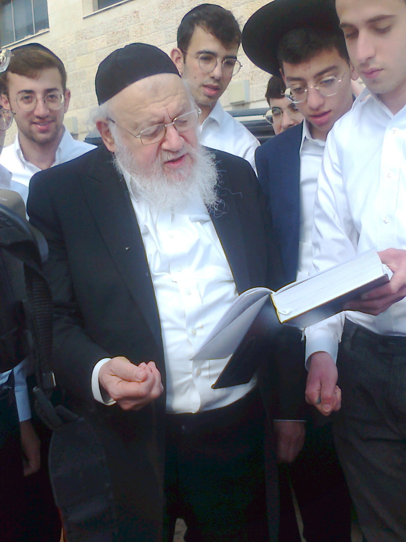 ראש הישיבה הגאון רבי אברהם יצחק קוק בשחיטה וכיסוי הדם של הכפרות