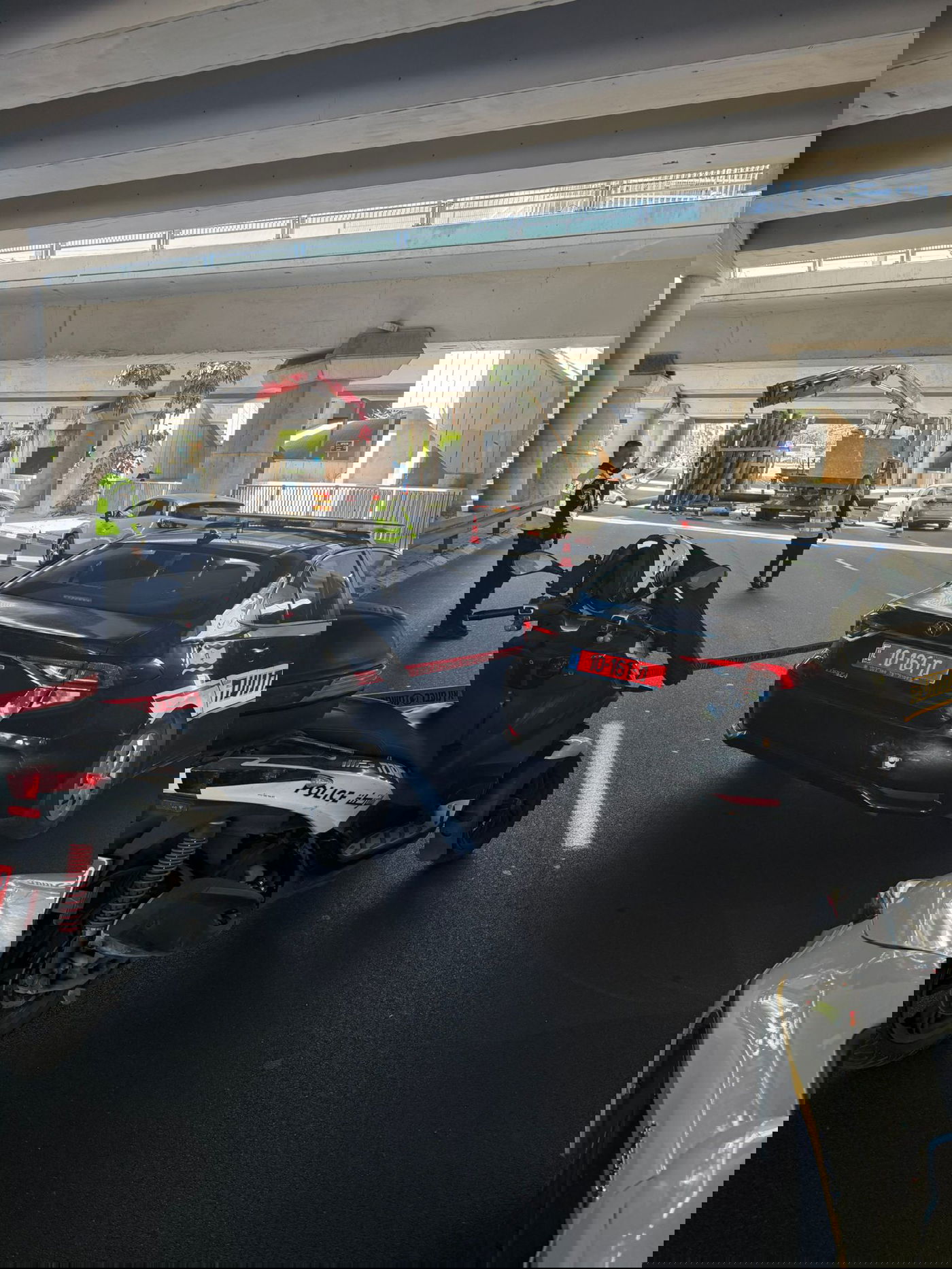 משאית פגעה בגשר, צינורות נפלו על הכביש; עומסים רבים במקום