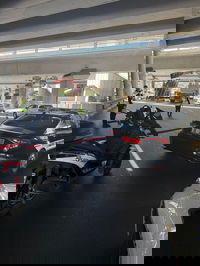 משאית פגעה בגשר, צינורות נפלו על הכביש; עומסים רבים במקום