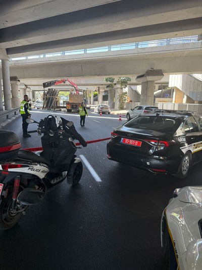 משאית פגעה בגשר, צינורות נפלו על הכביש; עומסים רבים במקום