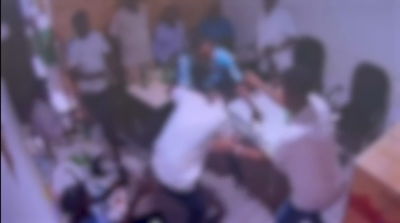 דקות של טירוף: ניפץ בקבוק זכוכית על ראש אדם אחר בבית שמש | צפו