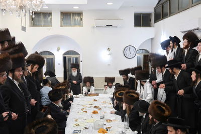 מוצאי יום כיפור אצל האדמו"ר מקרעטשניף סיגעט