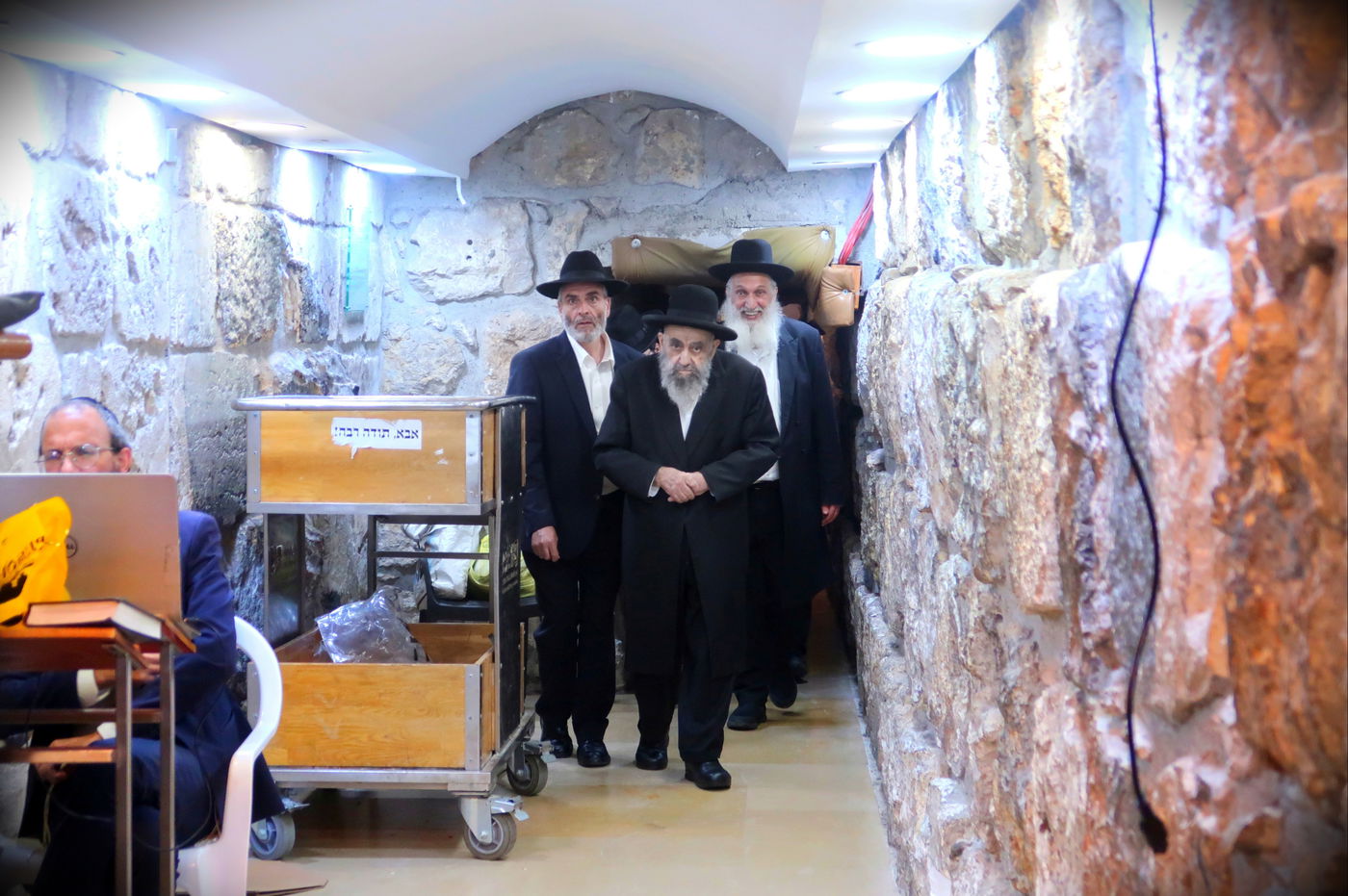 הגאון רבי משה צדקה בתפילה ע"י הכותל המערבי