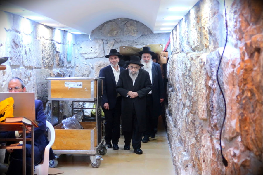 הגאון רבי משה צדקה בתפילה ע"י הכותל המערבי