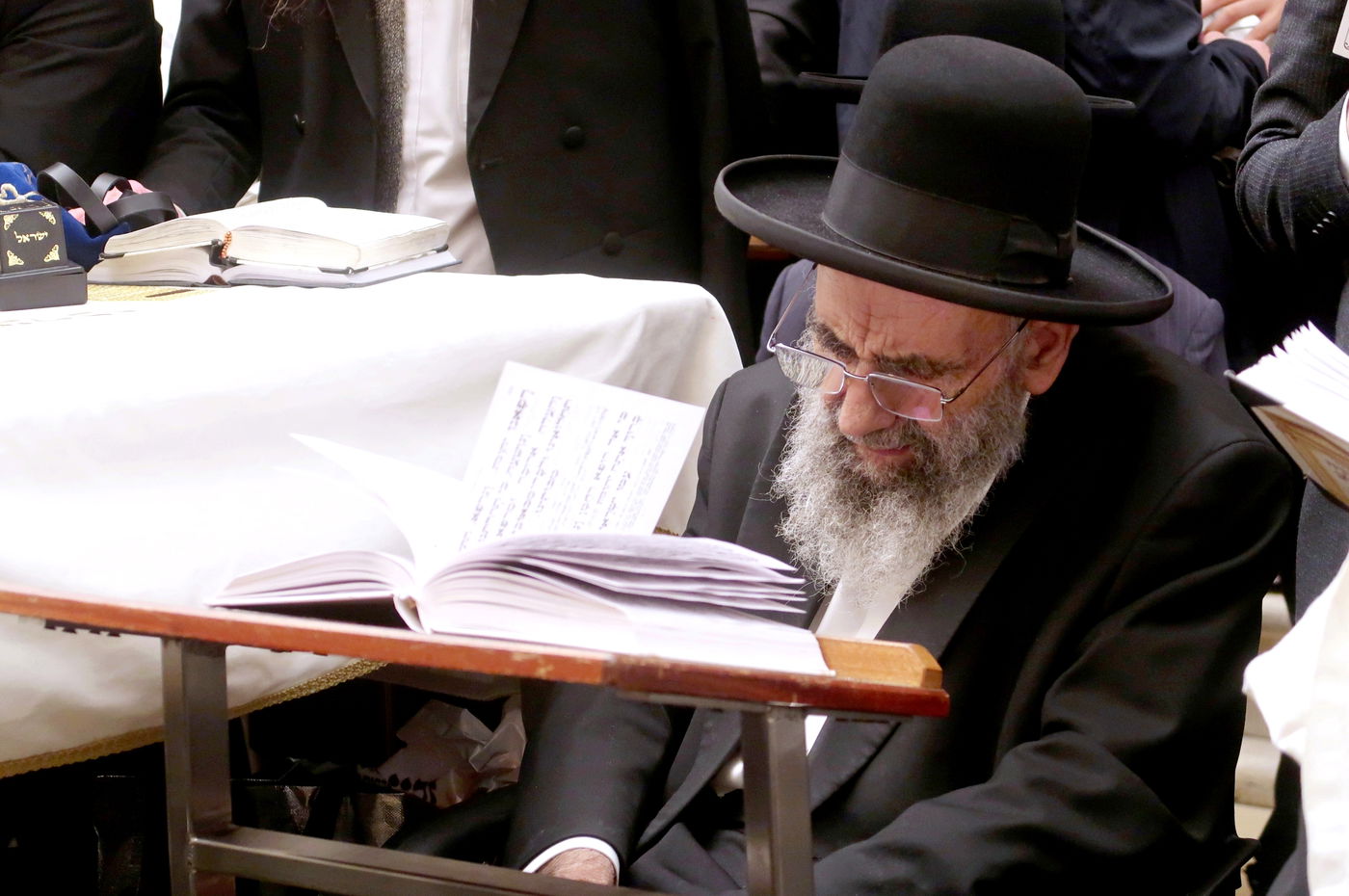 הגאון רבי משה צדקה בתפילה ע"י הכותל המערבי