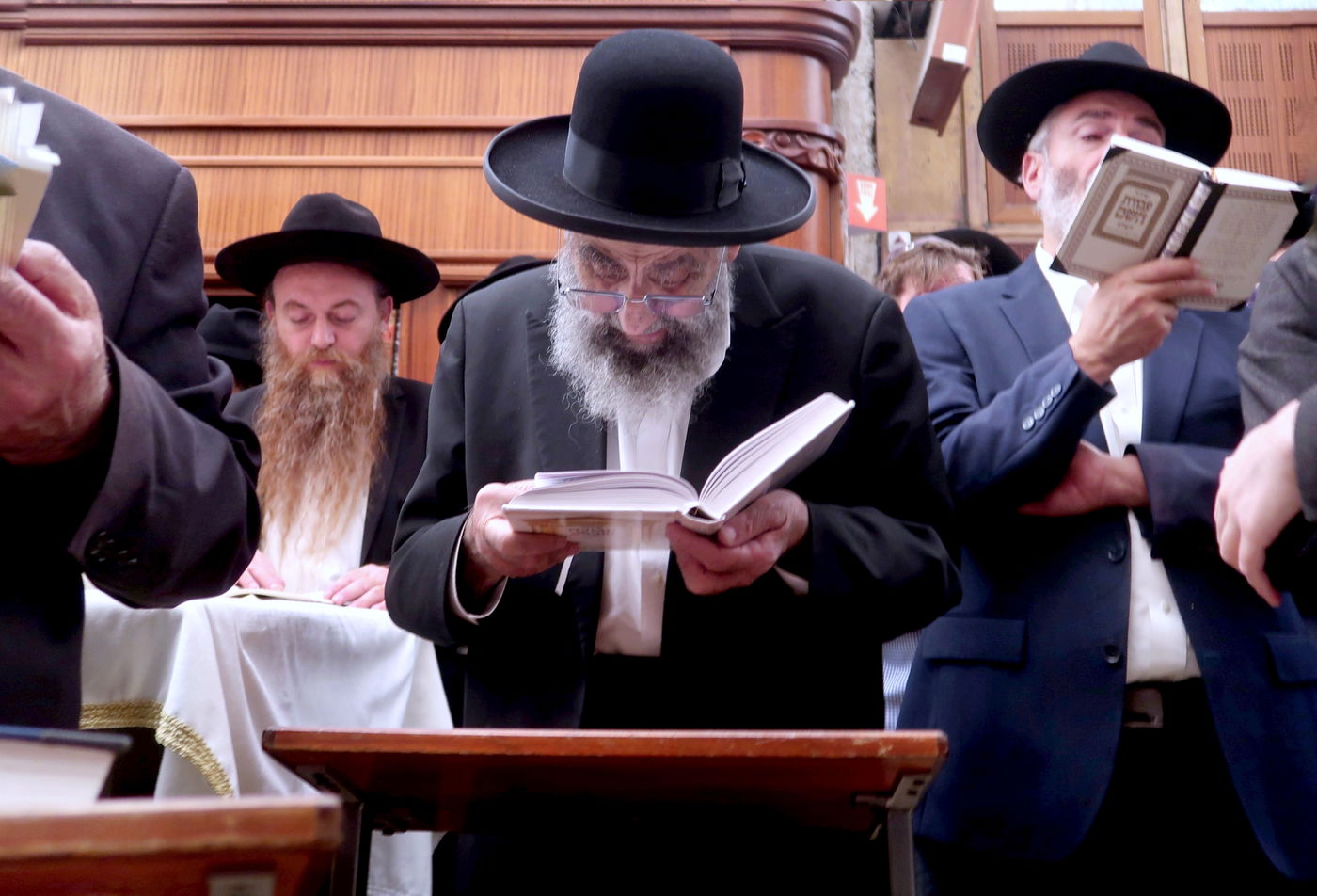 הגאון רבי משה צדקה בתפילה ע"י הכותל המערבי