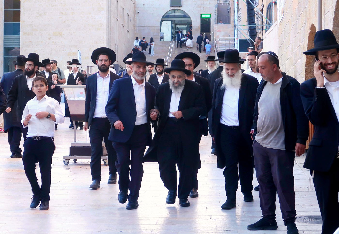 הגאון רבי משה צדקה בתפילה ע"י הכותל המערבי