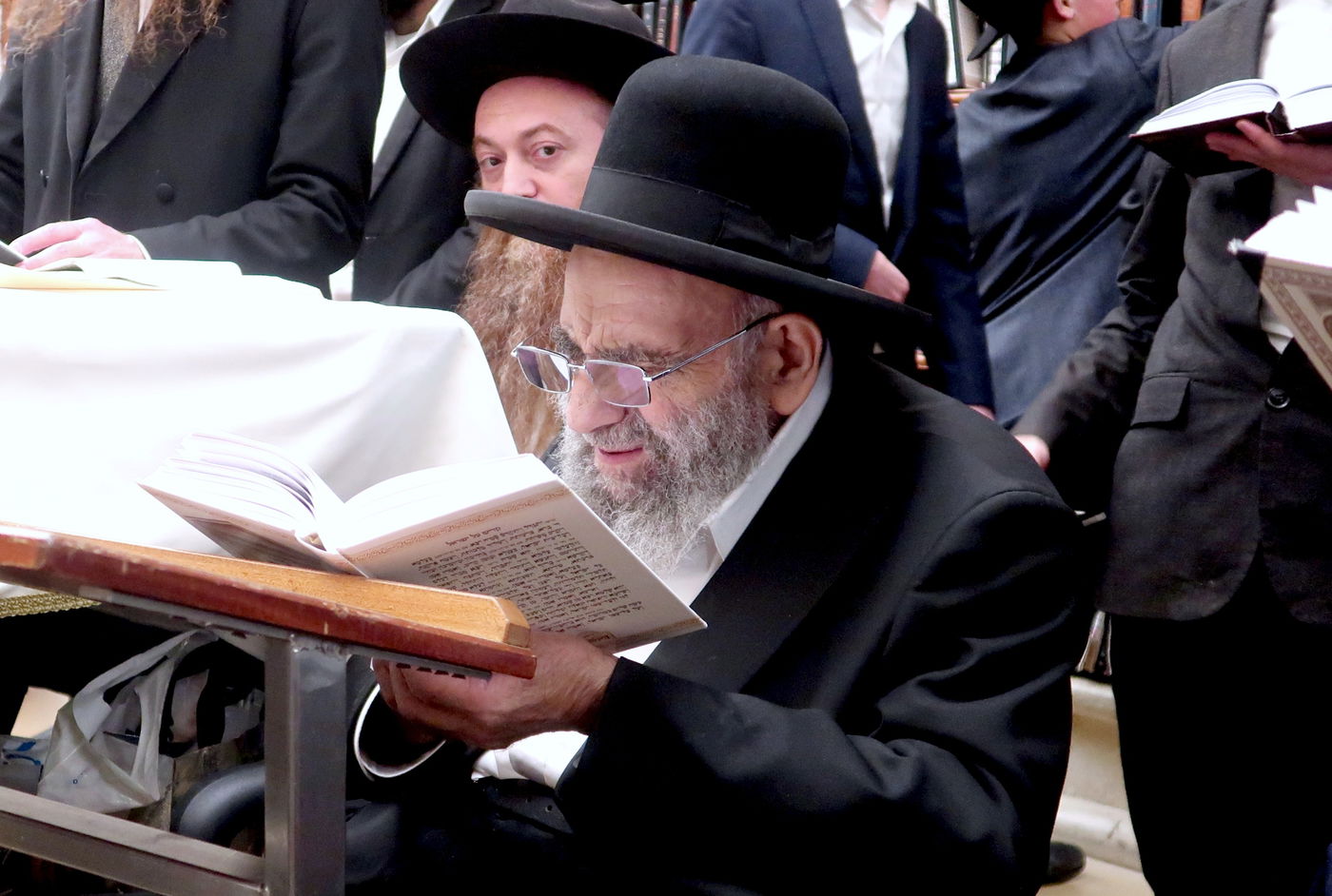 הגאון רבי משה צדקה בתפילה ע"י הכותל המערבי