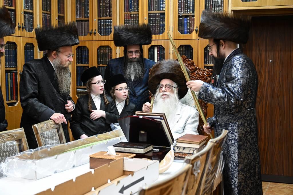 האדמו"ר מצאנז בבדיקת לולבים
