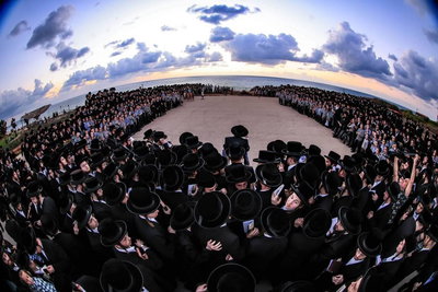 האדמו"ר מצאנז על חוף ימה של הקריה בעת תשליך