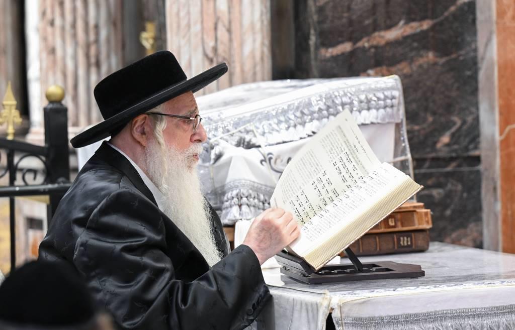 עשרת ימי תשובה ערב ומוצאי יו''כ בחצר הקודש צאנז