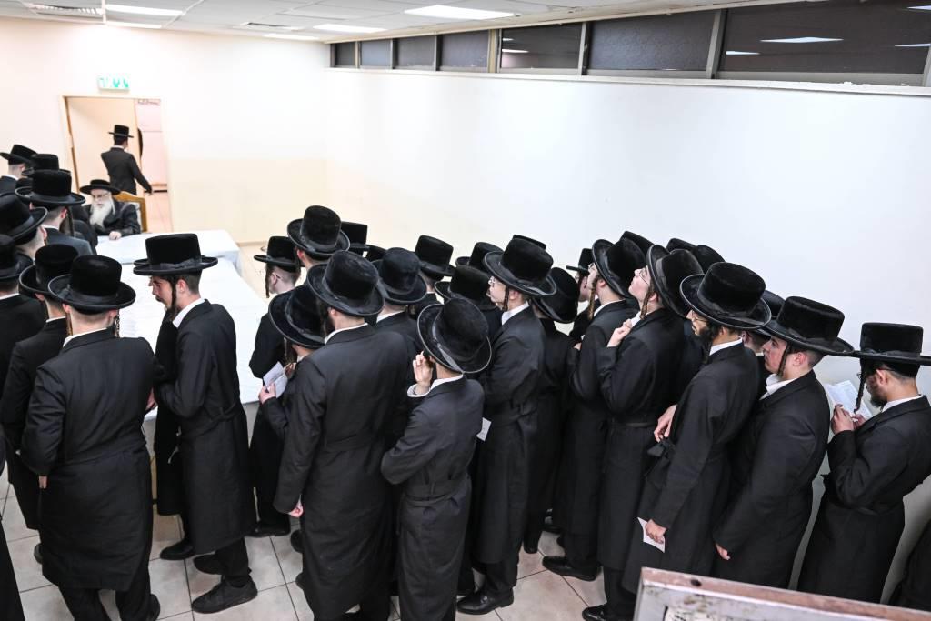 תלמידי הישיבה מקרית צאנז נתניה ומחיפה בקו"פ אצל האדמו"ר מצאנז