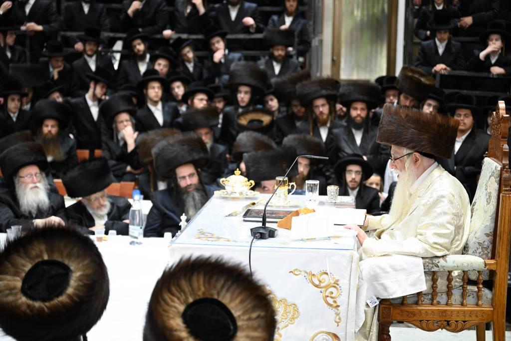 האדמו"ר מצאנז בטיש ערב יום כיפור