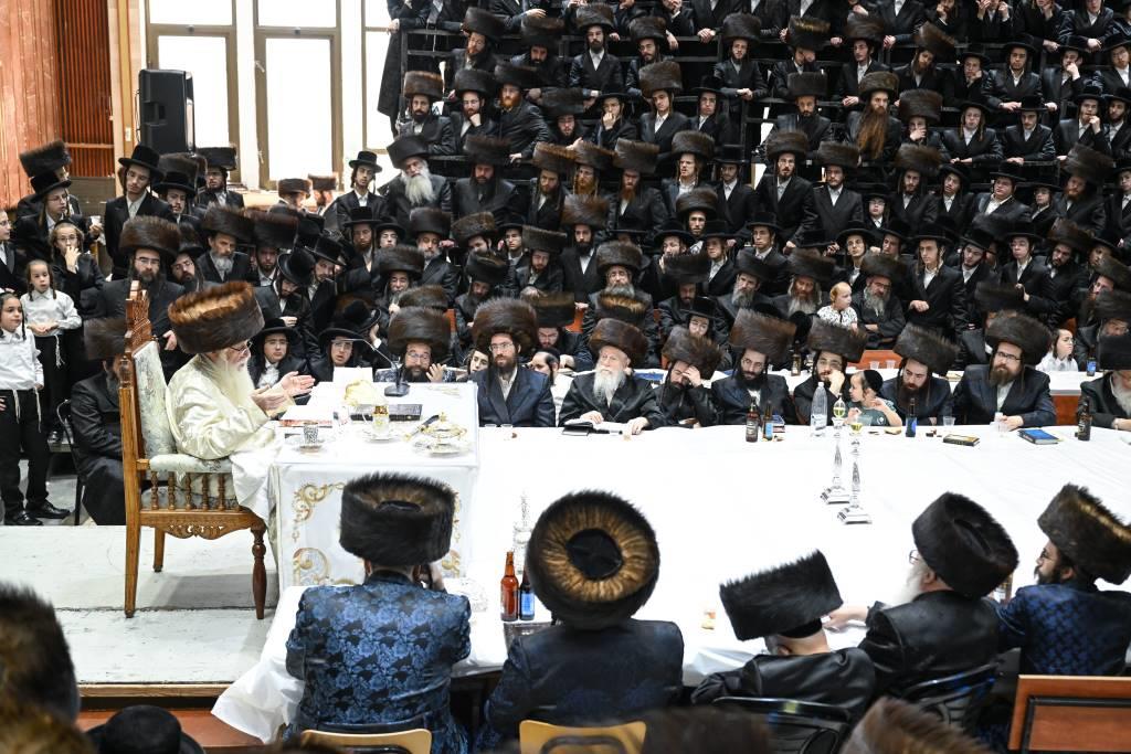 האדמו"ר מצאנז בטיש ערב יום כיפור