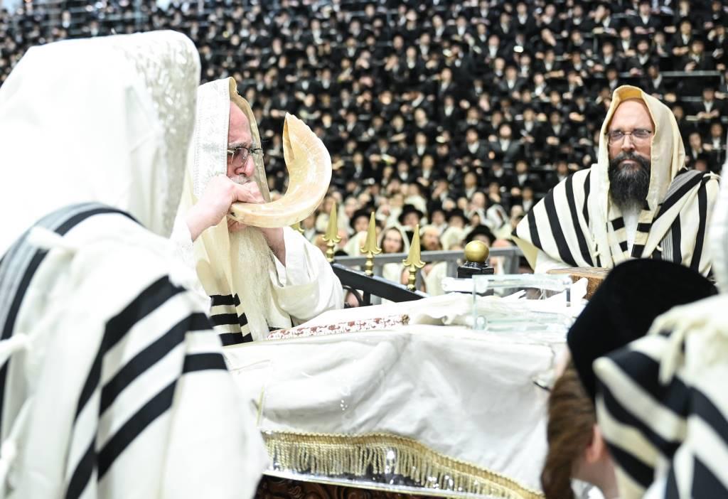 האדמו"ר מצאנז בתקיעת שופר לאחר תפילת נעילה