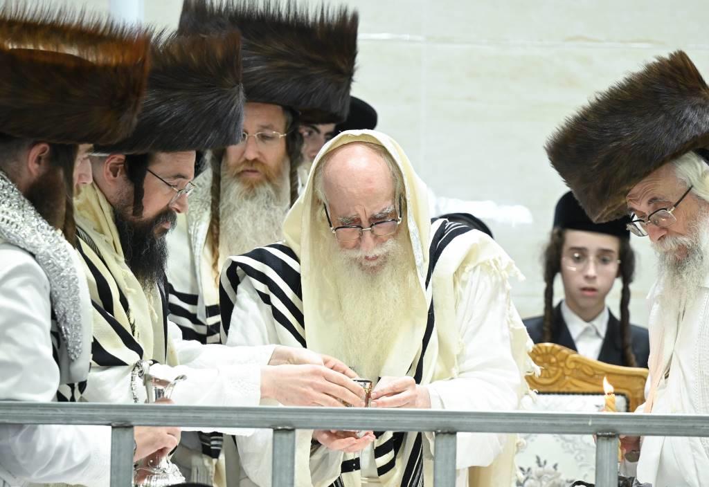 האדמו"ר מצאנז בהבדלה במוצאי יום כיפור