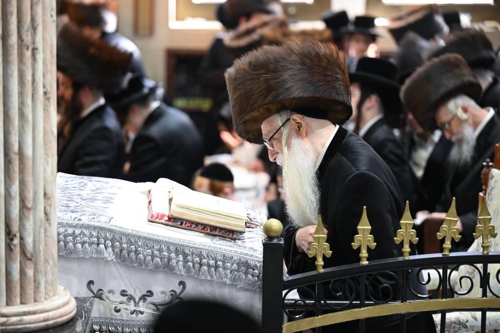 האדמו"ר מצאנז בתפילת מנחה ערב יום כיפור